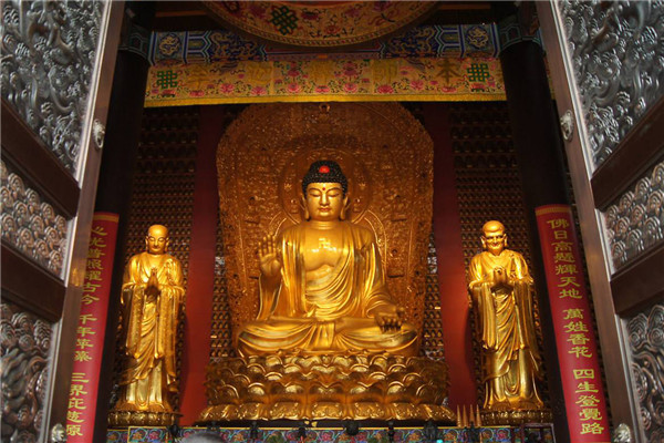将泰国佛牌送到寺庙