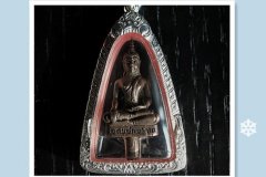 真品泰国佛牌网为大家详细介绍：龙婆噶龙2549年旗杆佛